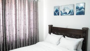 3 makuuhuonetta, tallelokero huoneessa, työpöytä, silitysrauta/-lauta