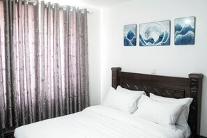 3 chambres, coffres-forts dans les chambres, bureau