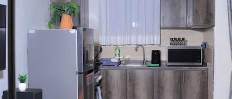 Micro-ondes, four, plaque de cuisson, cafetière/bouilloire