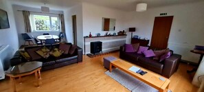 Småhus | Oppholdsområde | TV og peis