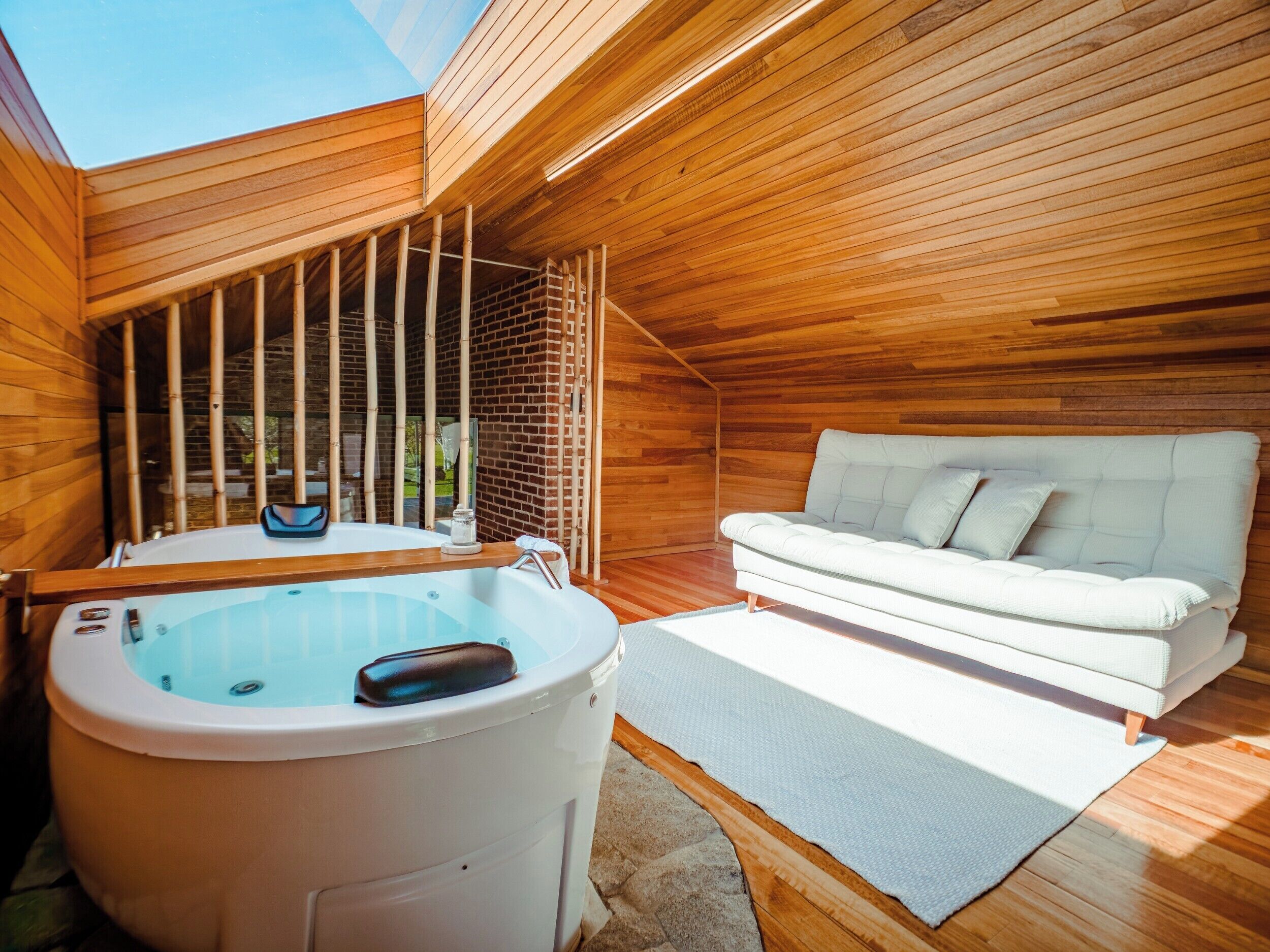 Honeymoon-Ferienhütte, 1 Queen-Bett und Schlafsofa, Bergblick | Wohnbereich