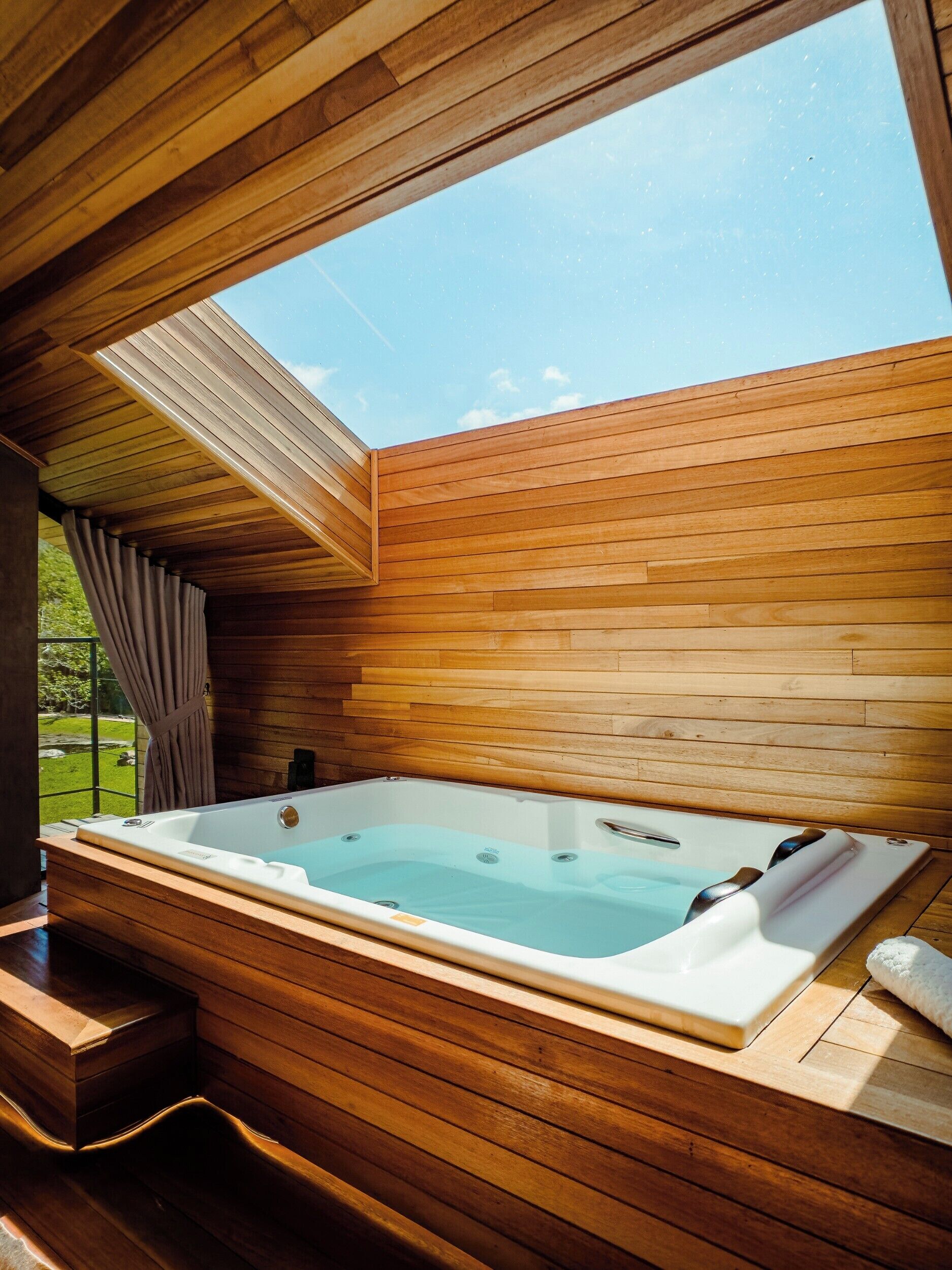 Deluxe-Ferienhütte, 1 Queen-Bett und Schlafsofa, Bergblick | Wohnbereich