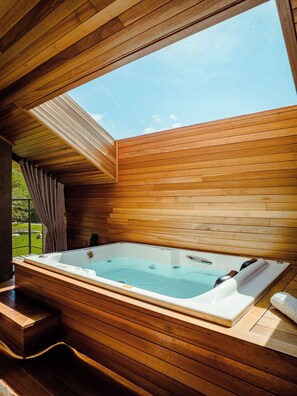 Deluxe Cabin, 1 Queen Bed with Sofa bed, Mountain View | Living area - Vila Vicença Natural Refuge (Praia Grande)