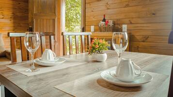 Cabana família | Cozinha privada | Geladeira grande, micro-ondas, talheres/pratos/utensílios de cozinha