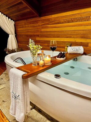 豪華小屋, 1 張加大雙人床和 1 張沙發床, 山景 | 私人 Spa 浴池