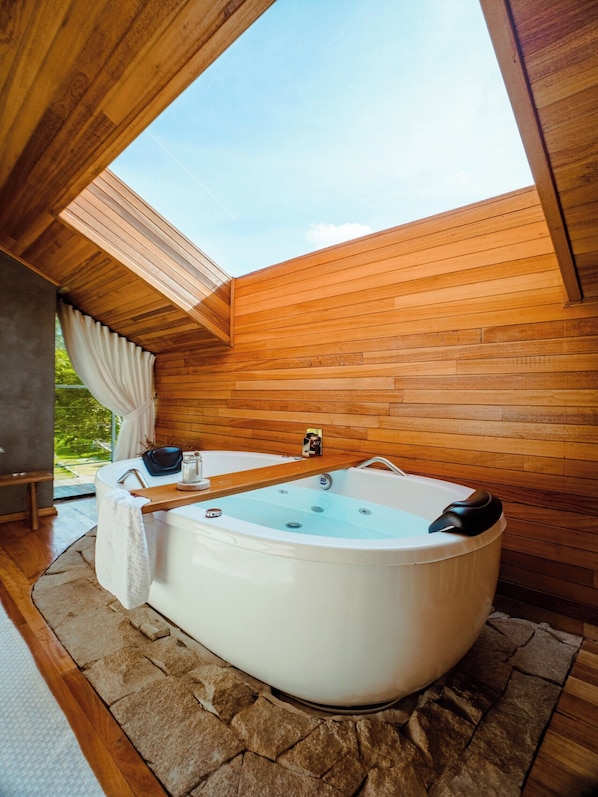 Cabaña de luna de miel, 1 cama Queen size y sofá cama, vista a la montaña | Área de sala de estar