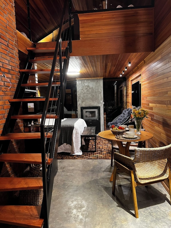 Deluxe Cabin, 1 Queen Bed with Sofa bed, Mountain View | Living area