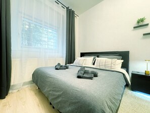 2 bedrooms, desk, free WiFi, bed sheets - Spacious Loft Living: 130m² Apartment Near Berlin's Top Sights (Berlin)