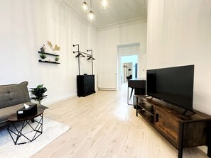 Smart TV - Spacious Loft Living: 130m² Apartment Near Berlin's Top Sights (Berlin)