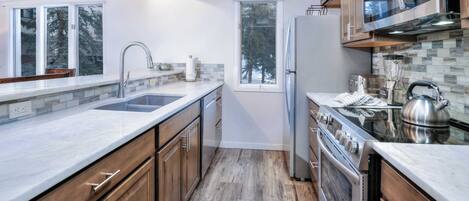 Refrigerador, microondas, horno, placa de cocina