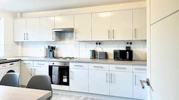 Apartamento | Cozinha privada | Geladeira, micro-ondas, fogão, cooktop