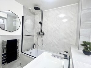 Apartment | Bathroom | Combined shower/bathtub, deep-soaking bathtub, towels, toilet paper - Modern Apartment Free Parking Wifi Edgbaston (Birmingham)