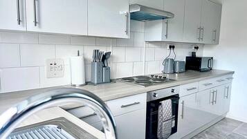 Apartamento | Cozinha privada | Geladeira, micro-ondas, fogão, cooktop