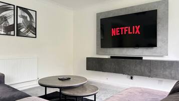 Apartamento | Área de estar | TV