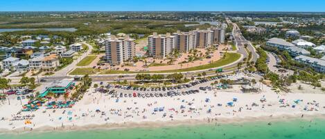 Plage à proximité, chaises longues, serviettes de plage