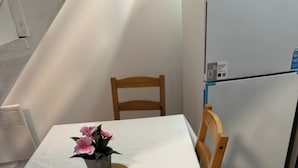 Dining - Entire Studio With 2 Extra Beds (Purley)