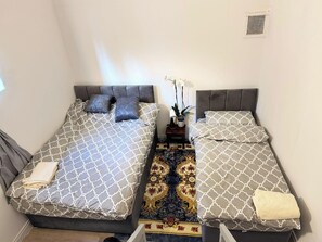Studio | Free WiFi, bed sheets - Entire Studio With 2 Extra Beds (Purley)