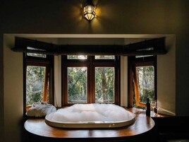 Romantic Chalet (Master) | Deep soaking bathtub