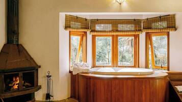 Romanttinen chalet (Master) | Syvä kylpyamme