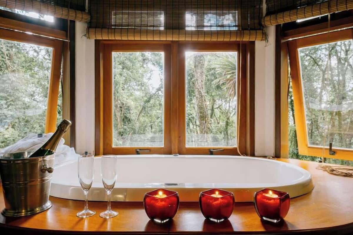 Deep-soaking bathtub