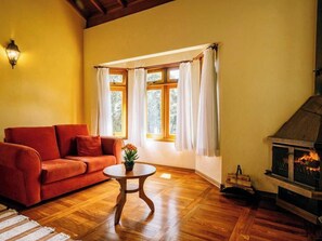 Deluxe Chalet | Living area - Amanita Estalagem (Camanducaia)