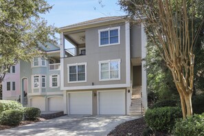 Exterior - Cozy 4-bedroom beach house w/private heated pool near park in Hilton Head Island (Hilton Head Island)