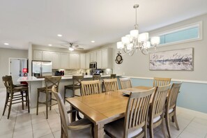 Dining - Cozy 4-bedroom beach house w/private heated pool near park in Hilton Head Island (Hilton Head Island)