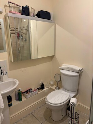 Appartement | Badkamer | Een aparte badkuip en douche, een diep bad, handdoeken, toiletpapier