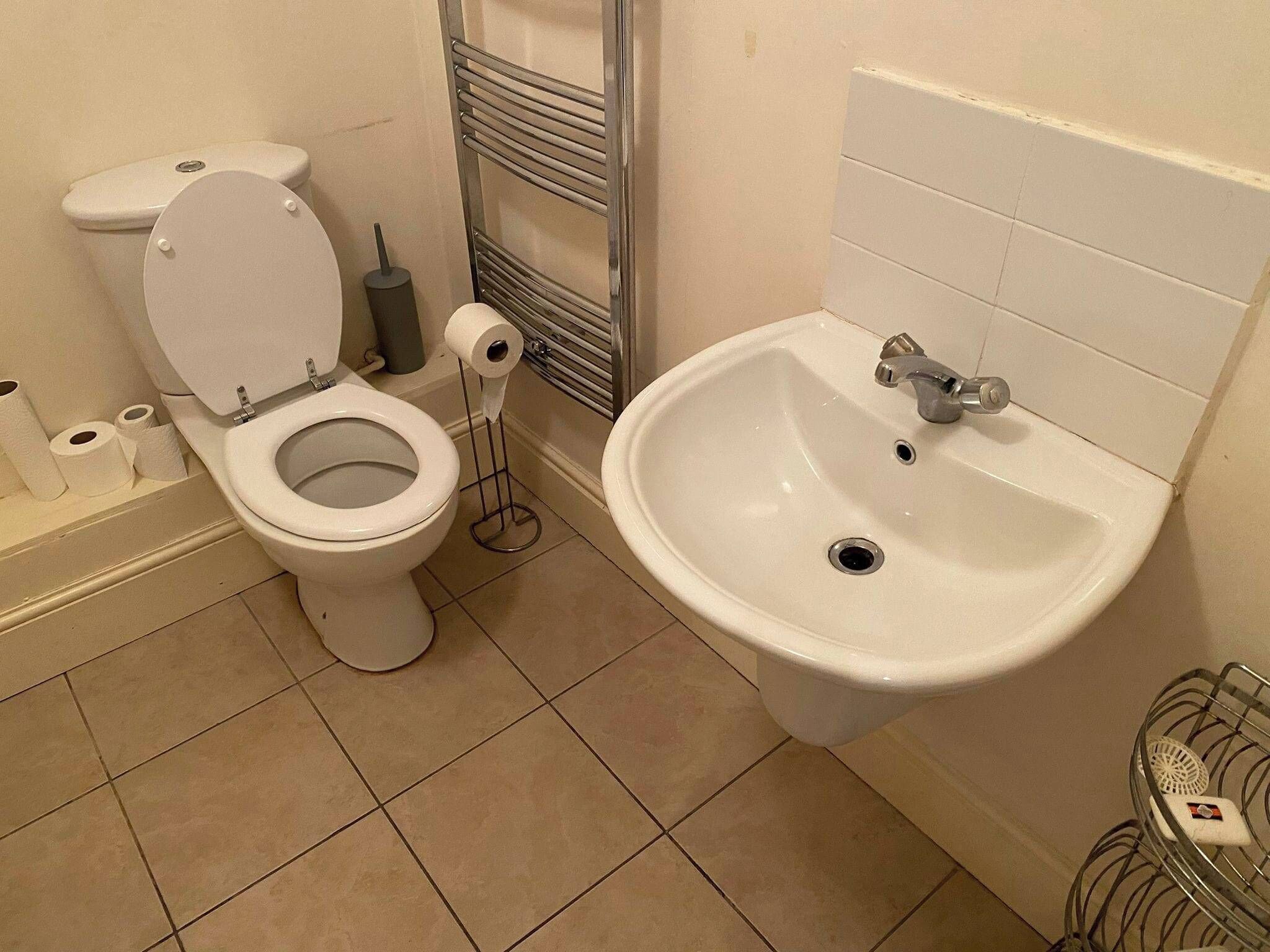 Un baño con inodoro, bidé y lavamanos.