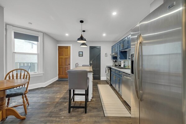 Frigorífico, microondas, horno y placa de cocina