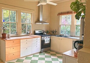 Une cuisine avec un îlot central, une cuisinière et un évier.