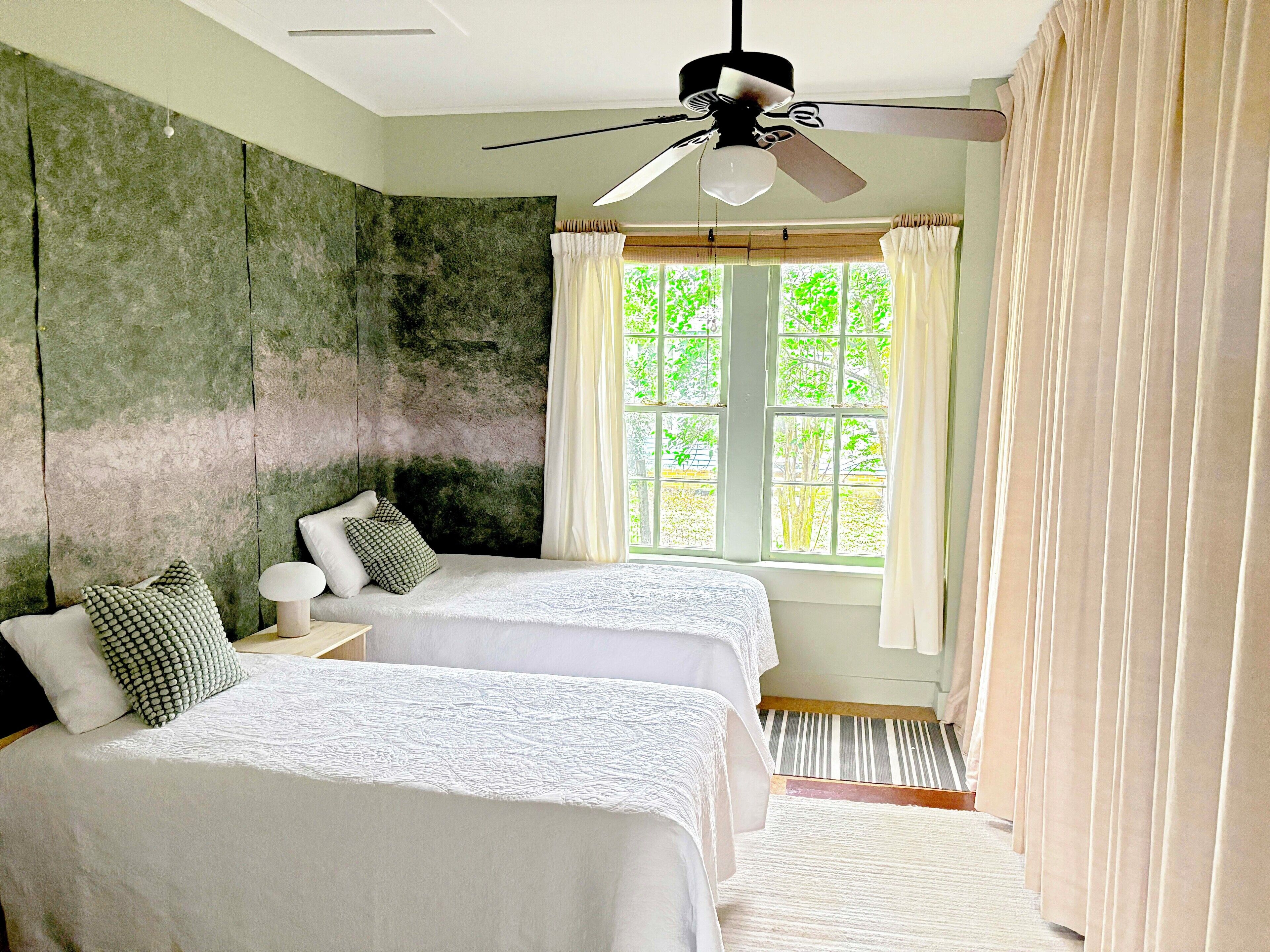 2 soverom, skrivebord, strykejern/-brett og wi-fi