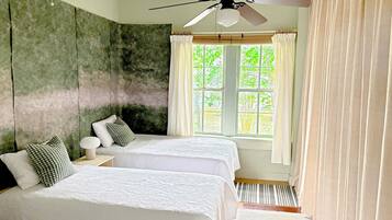 2 soverom, skrivebord, strykejern/-brett og wi-fi