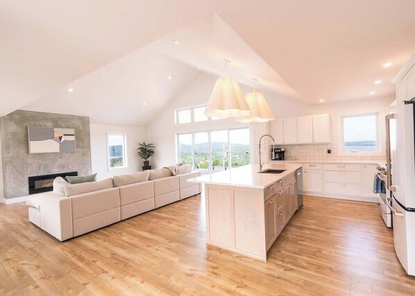 Køleskab, mikrobølgeovn, ovn, kogeplade