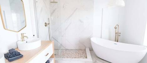 Dusche, Haartrockner, Handtücher