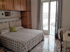 2 Schlafzimmer, Zimmersafe, Schreibtisch, Bügeleisen/Bügelbrett