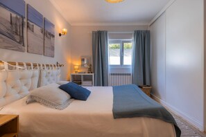 5 bedrooms, iron/ironing board, Internet, bed sheets