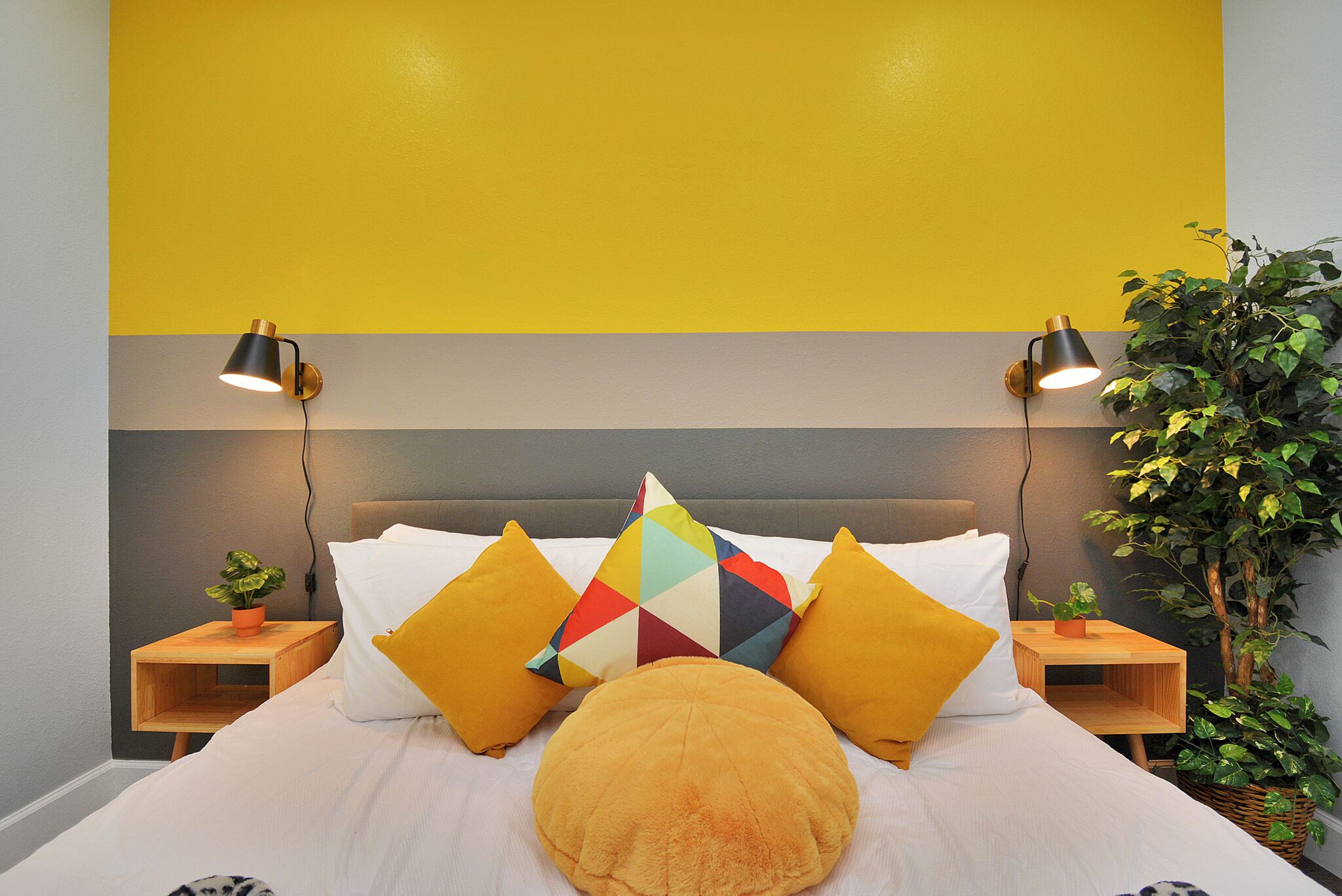 Dilengkapi dengan perabotan berbeda-beda dan meja kerja