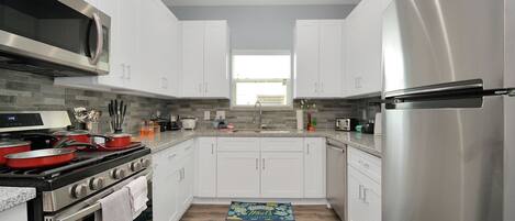 Full-sized fridge, microwave, oven, stovetop