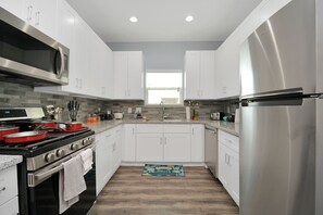 Full-size fridge, microwave, oven, stovetop