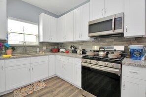 Frigorífico grande, microondas, horno y placa de cocina