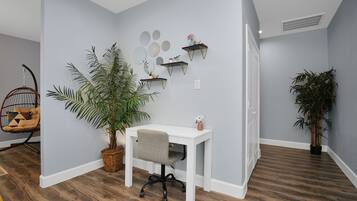 Smart TV 50-inci dengan saluran TV kabel, Netflix, dan layanan streaming