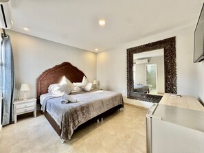 12 chambres, coffres-forts dans les chambres, bureau