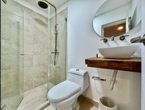 Douche, sèche-cheveux, serviettes fournies, savon