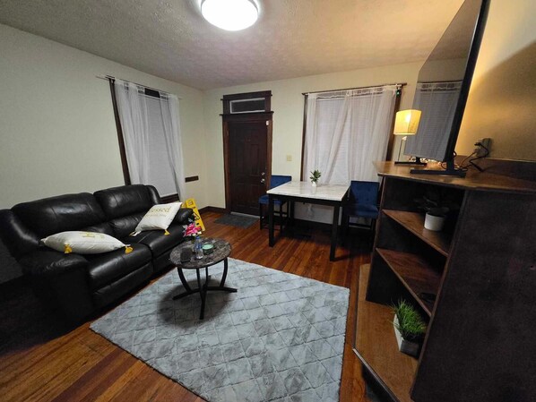 Living area - Private ONE BR Apt, Free WiFi, & Coffee near OSU (Columbus)
