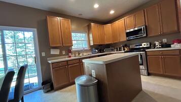 Jääkaappi, mikroaaltouuni, uuni, astianpesukone