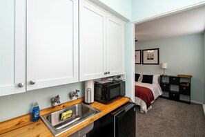 Private kitchen - Quaint, Pet-friendly Studio Close to NDSU, Fargodome and Downtown Restaurants (Fargo)
