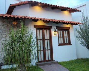 Mini-bar avec articles gratuits, fer et planche à repasser