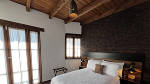 Grand Double Room, Pool View | Minibar (some free items), iron/ironing board (on request), cribs (free) - Quinta Juriquilla (Querétaro)