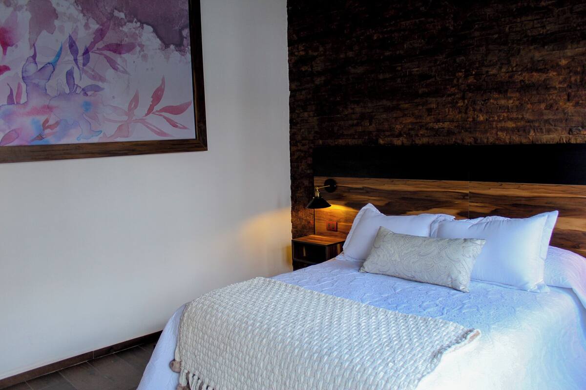Artículos del minibar gratis y tabla de planchar con plancha 